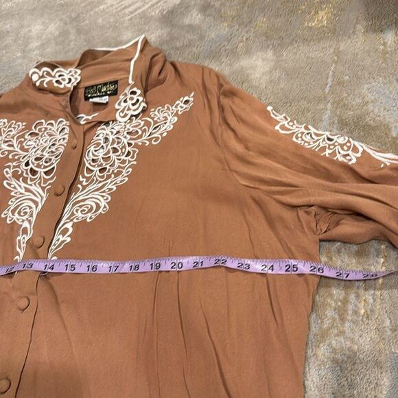 Bob Mackie silk blouse in light brown size 2X in EUC with embroidered flower pat - Picture 7 of 9